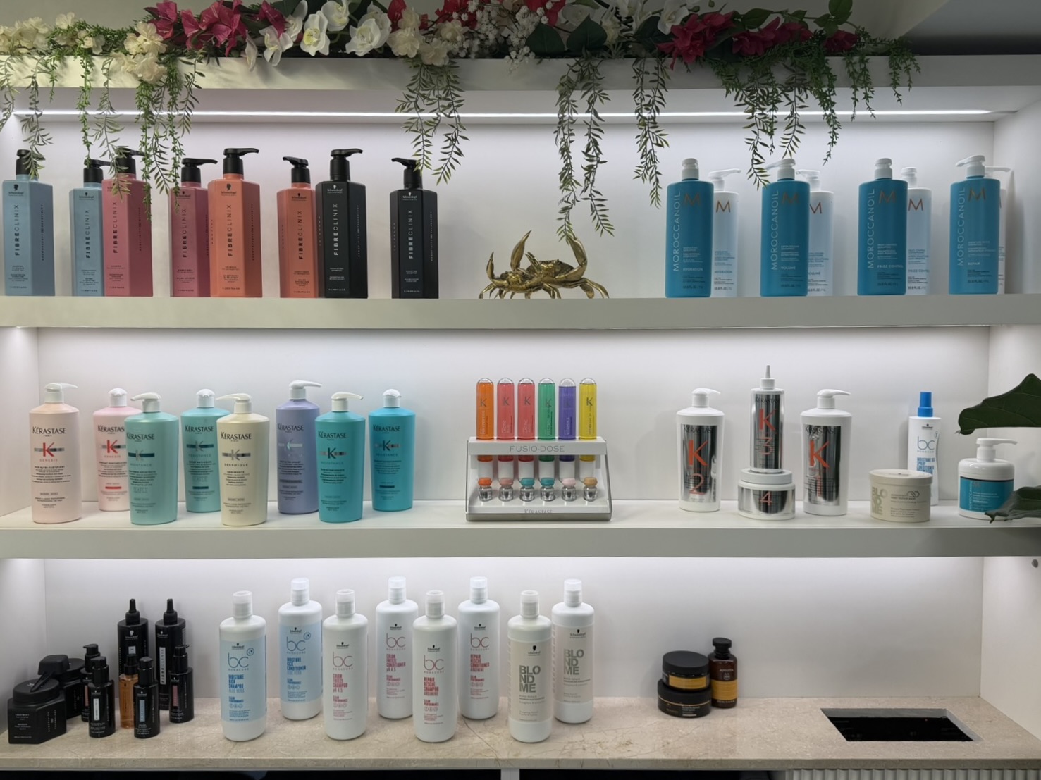 Le mur de vente, garni et éclairé