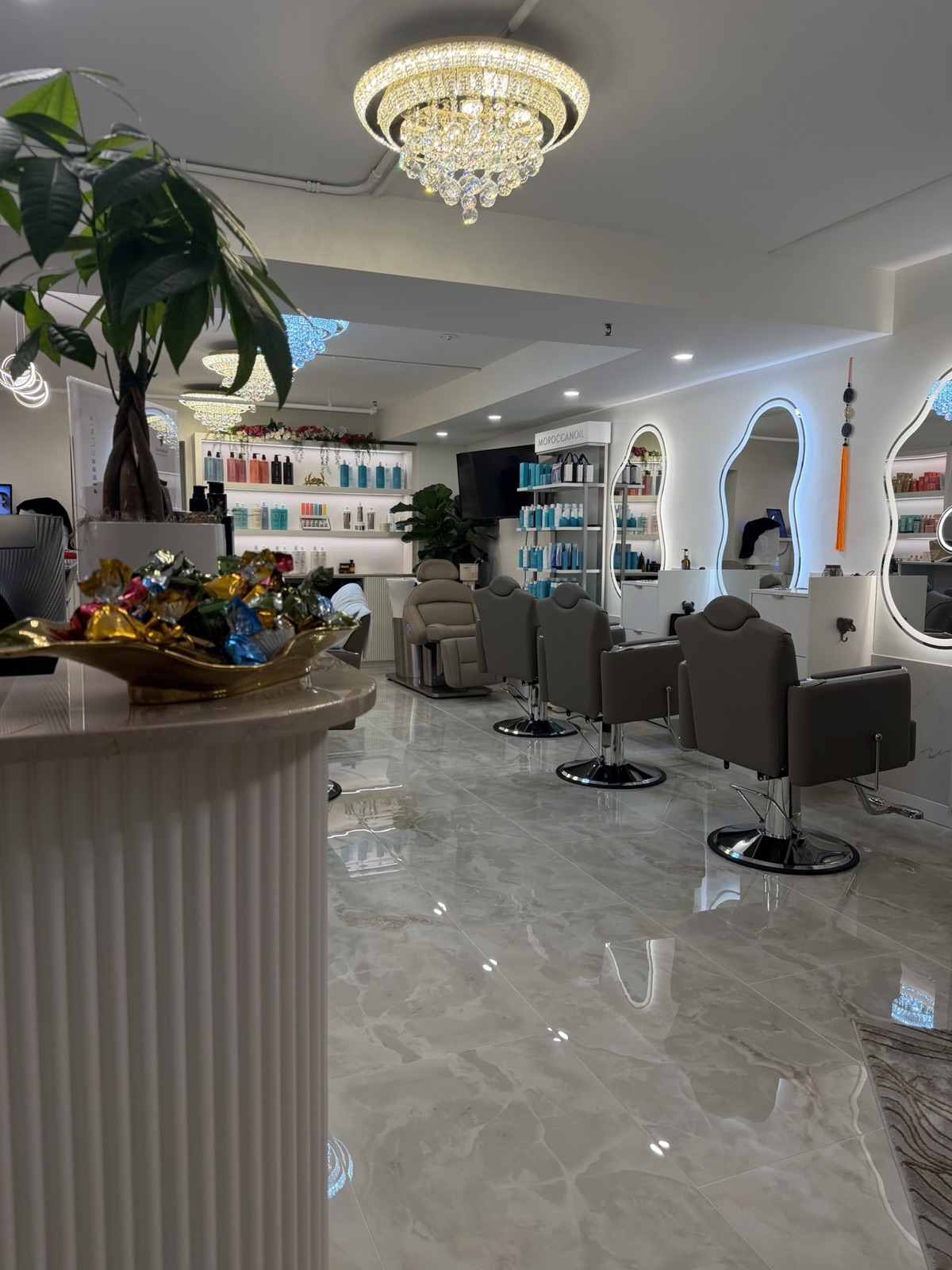 Le plancher du salon, les fauteuils et les miroirs éclairés le long du mur